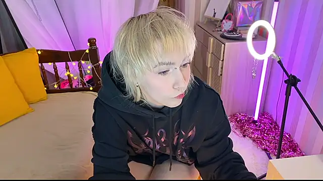 Snapshot of EmmyAmbros chatting on February 18, 2026, 8:05 pm EmmyAmbros online show from February 18, 2026, 8:05 pm