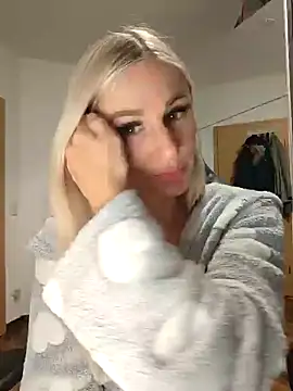 Snapshot of Liana_Lou chatting on December 8, 2024, 8:15 pm Liana Lou online show from December 8, 2024, 8:15 pm