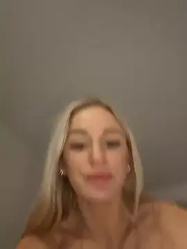 Snapshot of Liana_Lou chatting on February 2, 2025, 9:23 pm Liana Lou online show from February 2, 2025, 9:23 pm