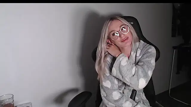 Snapshot of Liana_Lou chatting on November 9, 2025, 6:23 pm Liana Lou online show from November 9, 2025, 6:23 pm