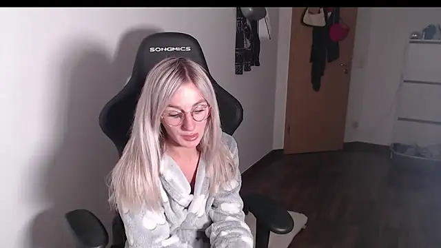 Snapshot of Liana_Lou chatting on November 18, 2025, 4:21 pm Liana Lou online show from November 18, 2025, 4:21 pm