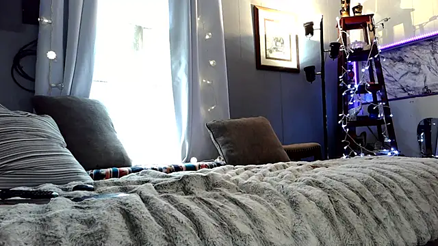 Genevieve143 online show from November 30, 2025, 9:15 pm