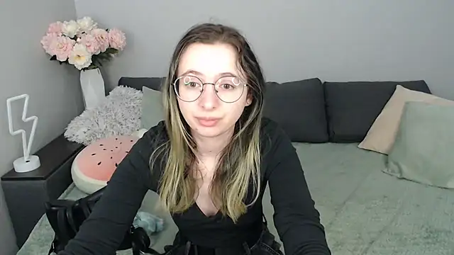 Mini Diva online show from September 15, 2025, 8:04 am