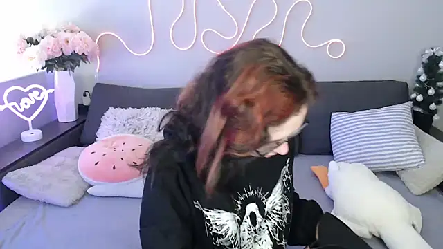 Mini Diva online show from March 18, 2026, 9:12 am