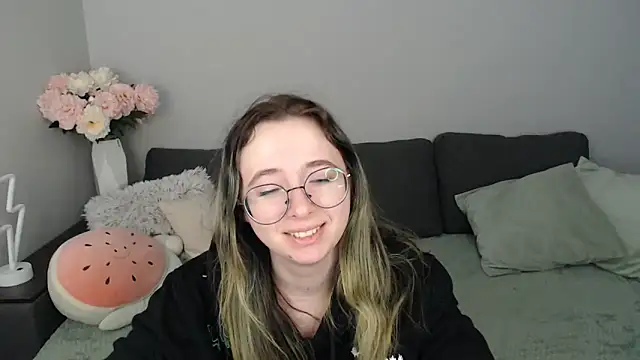 Mini Diva online show from October 5, 2025, 8:16 am