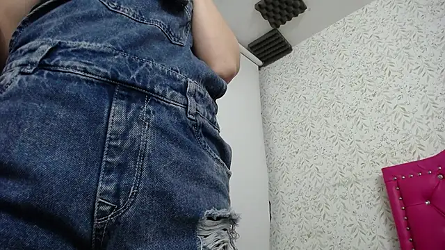 Snapshot of luly_pink chatting on December 19, 2025, 4:05 am luly pink online show from December 19, 2025, 4:05 am