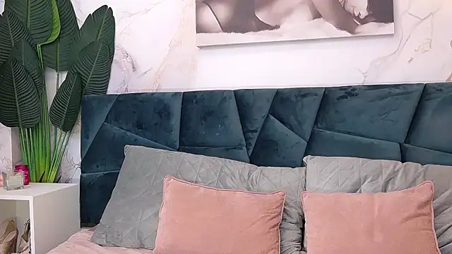 Snapshot of NightshadeIris chatting on January 2, 2025, 8:17 am NightshadeIris online show from January 2, 2025, 8:17 am