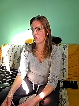 SpiceLea online show from October 23, 2025, 1:10 pm