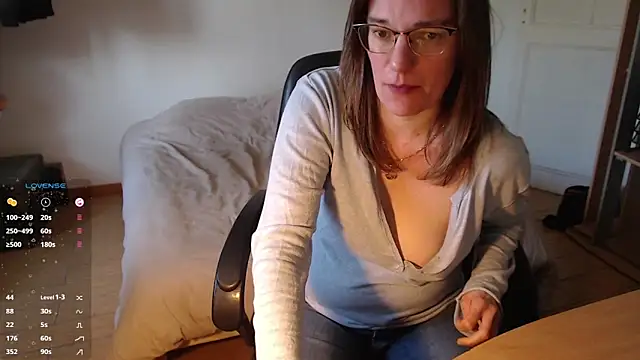 SpiceLea online show from March 2, 2025, 1:53 pm