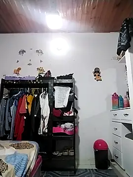 kiara milf  online show from November 28, 2025, 10:32 pm