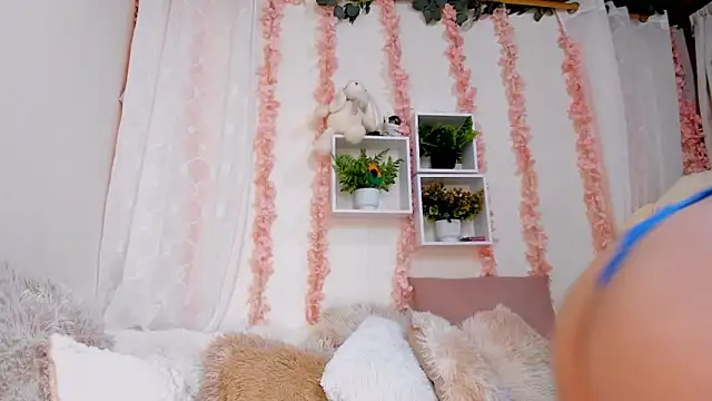 Idara and Edahi01 online show from October 31, 2025, 4:14 pm