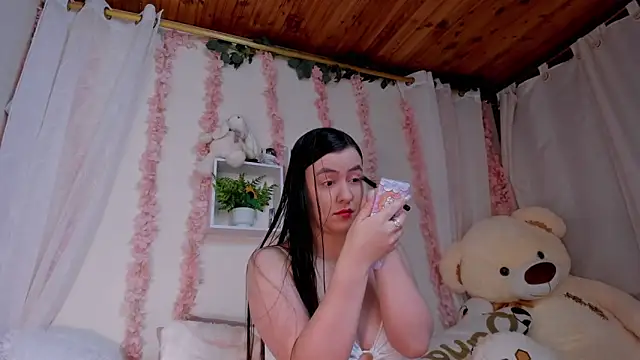 Idara and Edahi01 online show from October 30, 2025, 1:09 pm