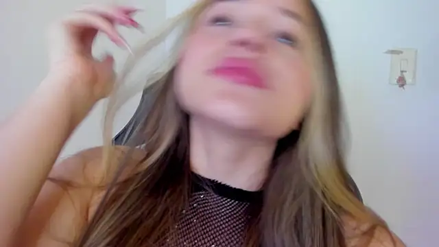 Snapshot of Sophie_spencer1 chatting on February 4, 2026, 3:12 am Sophie spencer1 online show from February 4, 2026, 3:12 am