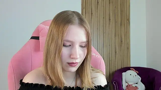 LiliLinn online show from August 3, 2026, 4:20 am