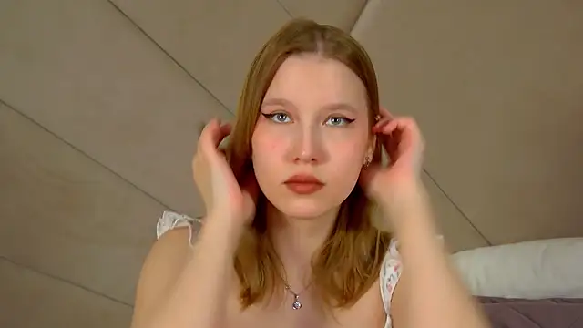 LiliLinn online show from June 19, 2026, 4:40 am