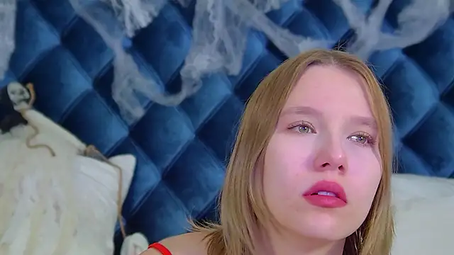 LiliLinn online show from October 25, 2025, 4:11 am