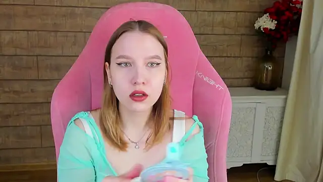 LiliLinn online show from July 7, 2026, 4:37 am