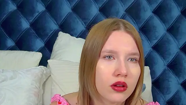 LiliLinn online show from November 28, 2025, 4:34 am