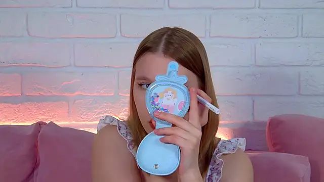 LiliLinn online show from June 16, 2026, 4:23 am
