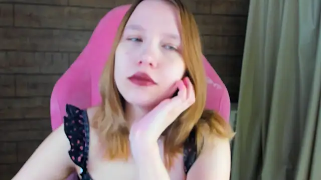 LiliLinn online show from June 3, 2026, 4:35 am