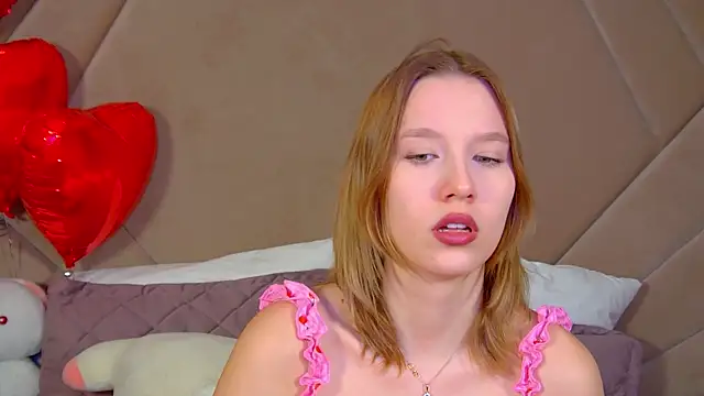 LiliLinn online show from February 13, 2026, 4:56 am