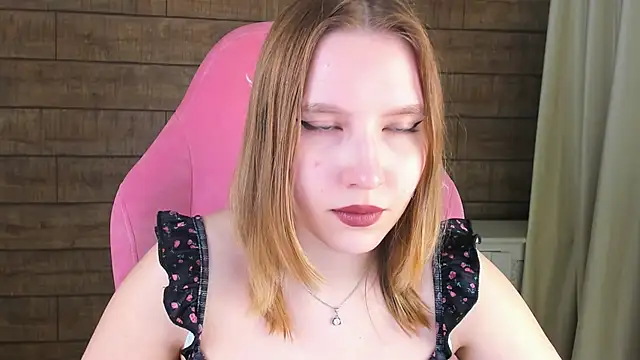 LiliLinn online show from June 3, 2026, 2:33 pm