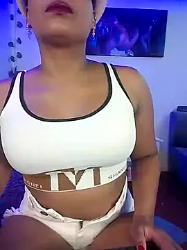 Snapshot of Camille_rose_ chatting on February 5, 2025, 10:22 pm Camille rose online show from February 5, 2025, 10:22 pm