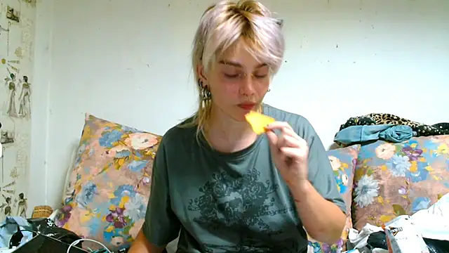 Sophie Bell online show from July 5, 2026, 8:37 pm