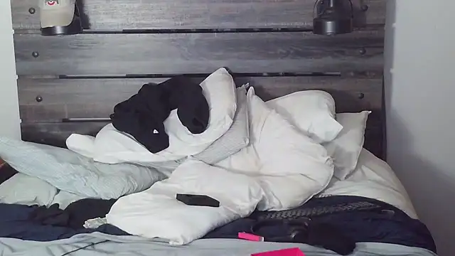 Snapshot of SpAzZ1234 chatting on February 15, 2026, 12:44 am SpAzZ1234 online show from February 15, 2026, 12:44 am