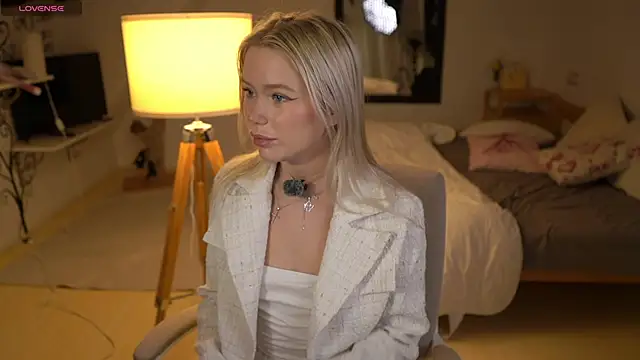 LexieLoree online show from November 13, 2025, 4:05 am