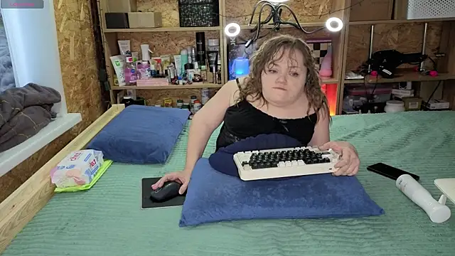 MiniNatalie online show from December 21, 2025, 4:58 am