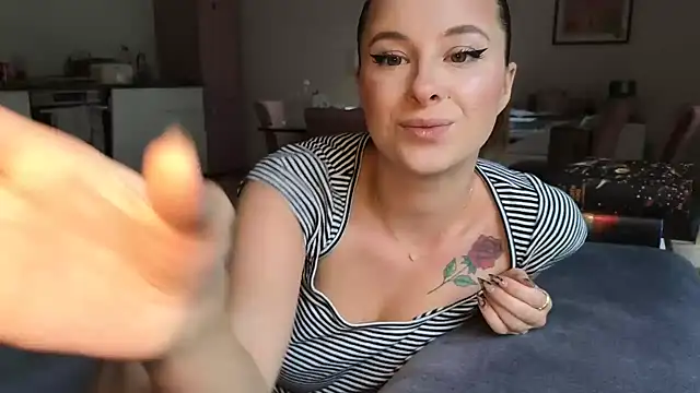 Mia-Minou online show from September 12, 2025, 9:31 am