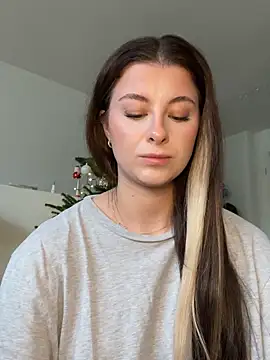 Mia-Minou online show from November 28, 2025, 12:27 pm