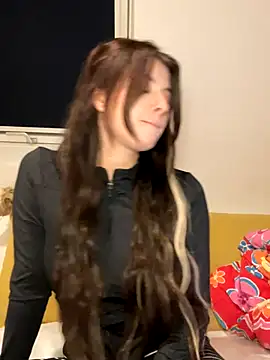 Mia-Minou online show from November 2, 2025, 5:40 pm