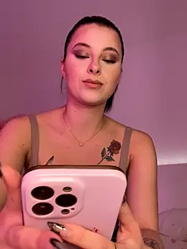 Mia-Minou online show from October 7, 2025, 9:21 am