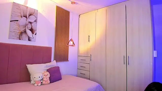 mia nevaeh online show from November 14, 2025, 4:10 pm