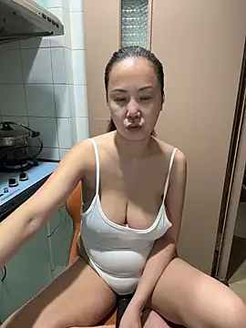 Snapshot of LenaShow chatting on April 4, 2026, 12:34 pm LenaShow online show from April 4, 2026, 12:34 pm