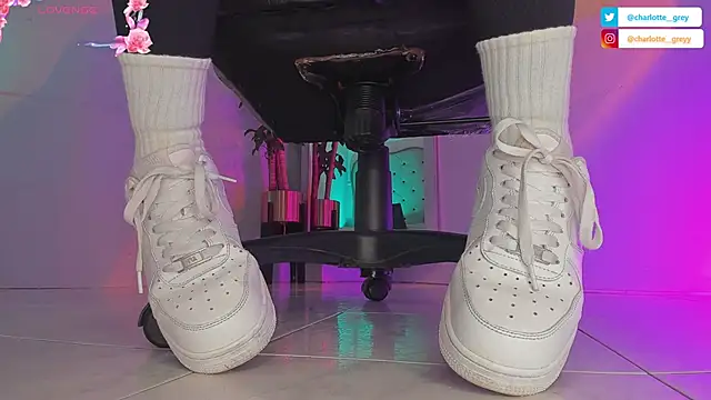 charlotte  grey online show from September 18, 2025, 7:50 pm