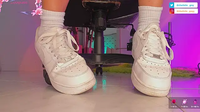 charlotte  grey online show from October 2, 2025, 8:12 pm