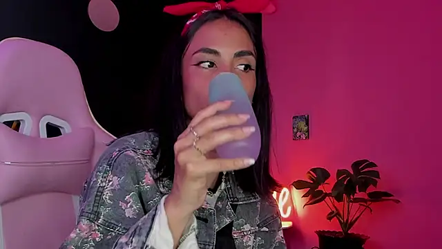 Snapshot of Juanadearco5 chatting on February 6, 2025, 9:28 pm Juanadearco5 online show from February 6, 2025, 9:28 pm