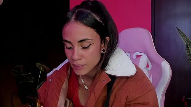 Snapshot of Juanadearco5 chatting on March 15, 2025, 6:43 pm Juanadearco5 online show from March 15, 2025, 6:43 pm