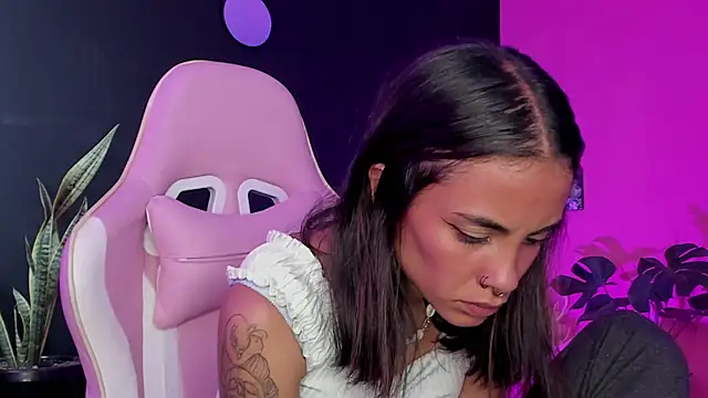 Snapshot of Juanadearco5 chatting on February 10, 2025, 3:32 pm Juanadearco5 online show from February 10, 2025, 3:32 pm