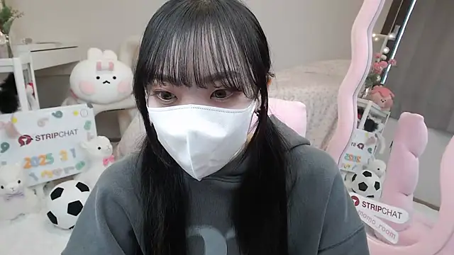 momo room online show from March 1, 2025, 4:04 am