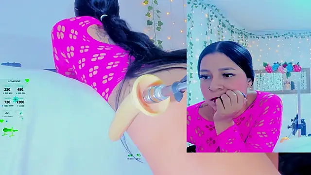 Snapshot of Tiffanny_Love_ chatting on October 12, 2025, 9:21 am Tiffanny Love online show from October 12, 2025, 9:21 am