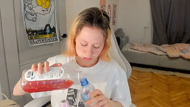 Snapshot of Silly__Milly chatting on December 6, 2024, 11:05 am Silly  Milly online show from December 6, 2024, 11:05 am