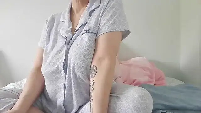 BlueEyezIrish online show from November 2, 2025, 7:19 pm