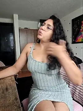 Snapshot of Thaliacooper_ chatting on April 21, 2026, 9:43 pm Thaliacooper online show from April 21, 2026, 9:43 pm