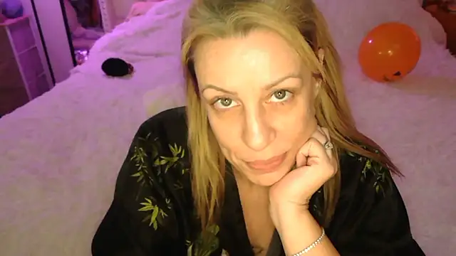Snapshot of VegasDani chatting on October 14, 2025, 6:14 am VegasDani online show from October 14, 2025, 6:14 am