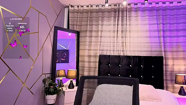 Megan Do Santos online show from November 18, 2025, 8:01 pm