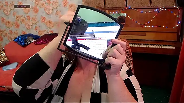 RoseRed69 online show from November 2, 2025, 5:01 am